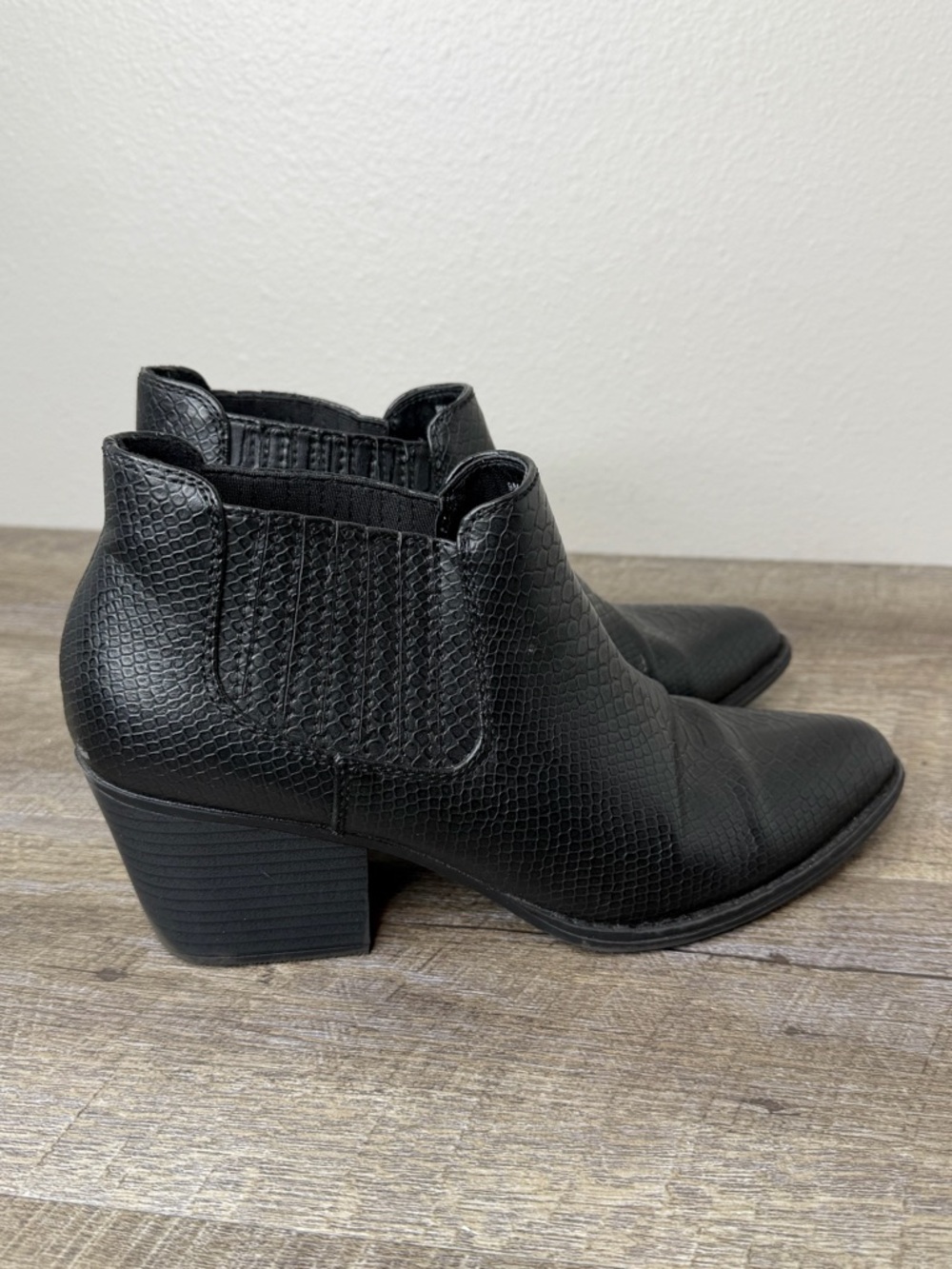 A.N.A Diablo memory foam Faux Leather Reptile Black Ankle Western boot Size 9